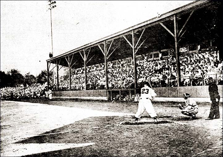 Winona crowd